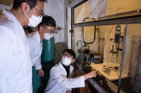 Georgia Tech researchers observe hydrogen and oxygen gases generated from a water-splitting reactor. 