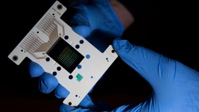 Microchip for growing DNA strands