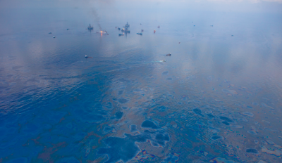A sheen of oil coats the surface of the Gulf of Mexico in June 2010, as ships work to help control the Deepwater Horizon spill. Credit: kris krüg, CC BY-NC-SA 2.0/Eos Magazine
