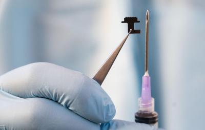 Size comparison of a microneedle patch and hypodermic needle