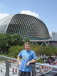Kevin Keene in front of Singapore\&#039;s Esplanade - T