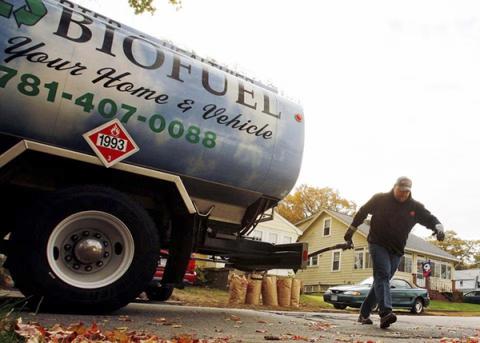 Steve MacDougall delivers a mixture of biofuel, made from refined soybean oil and low sulfur heating oil for Mass Biofuel to a home in Norwood, Massachusetts in this November 12, 2007 file photo. REUTERS/Brian Snyder