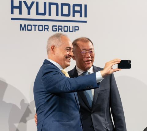 GT President Ángel Cabrera poses for a selfie with Euisun Chung, executive chairman of Hyundai Motor Company