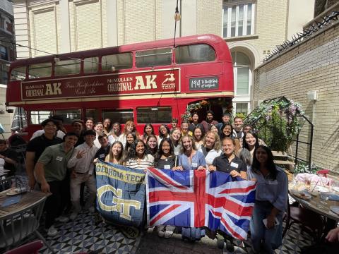 Group photo of Oxford students and GT Alumni in event organized by GT Alumni and OIE.