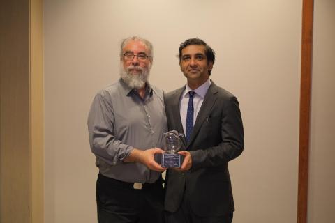 Flavio Fenton and Neal Kumar Bhatia receive award.