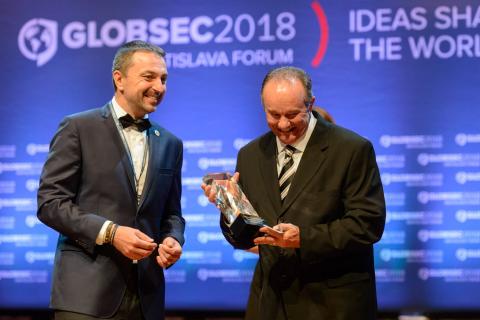 General (retd.) Breedlove, distinguished professor in The Sam Nunn School of International Affairs and former NATO Supreme Allied Commander Europe ​​​​​​​receieves award at GLOBSEC Bratislava Forum. 