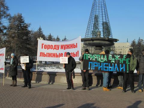 Russian environmentalists seeking to save a Russian forest from development protesting