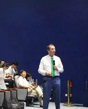 Professor John C. Crittenden presents to students and faculty at Tisnghua University.