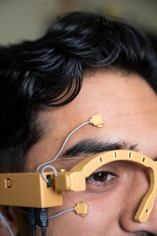 MagTrack’s tracers can stick to the face for many hours thanks to a transparent bio-compatible adhesive.