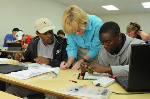 Bonnie Ferri works with students on an in-class exercise.