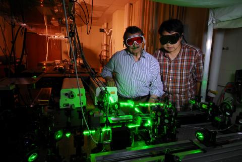 Research Horizons -Diagnosing Cancer shine laser light on cells with gold attached