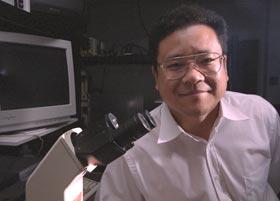 Shuming Nie in lab