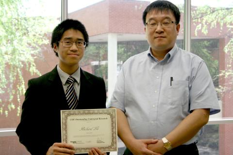 Richard Lu (L) received the COE Outstanding Undergraduate Research Award on April 18, 2013