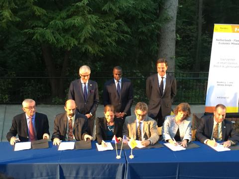 Standing: Minister President Bourgeois (Flanders), Mayor Kasim Reed (Atlanta), Prime Minister Rutte (The Netherlands)  Signing MOU seated: Dr. Francis Rome (Director of VIL – Flanders), Martin Savelsbergh (ISyE),  Liesbeth Staps (Deputy Director of Dinalo