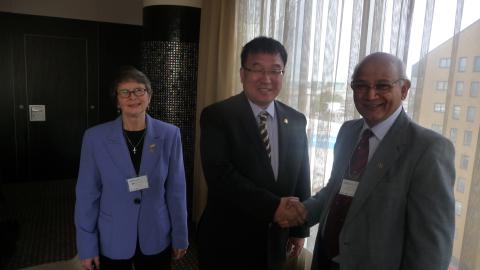 Shi received the IAQ Academician award, and was congratulated by Sr. Mary Jean Ryan, Chair of the International Academy for Quality (left), and Mr. Janak Mehta, President of the International Academy for Quality (right)